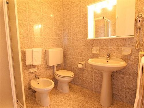 Hotel Ganfo Сирмионе Экстерьер фото